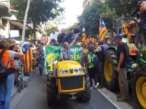 Catalogna, gli elettori occupano i seggi. I trattori invadono Barcellona