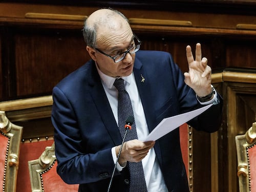 Toscana, il Pd sfida il governo sulla scuola con una proposta assurda