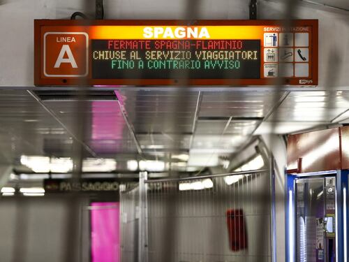 Roma, la metro chiude prima nel weekend: corse tagliate il venerdì e il sabato anche senza coprifuoco
