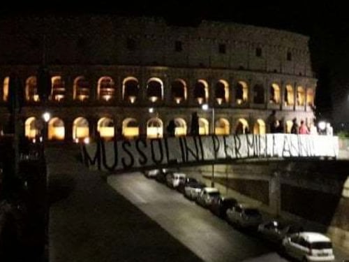 "Mussolini per mille anni". Striscione di Forza Nuova al Colosseo