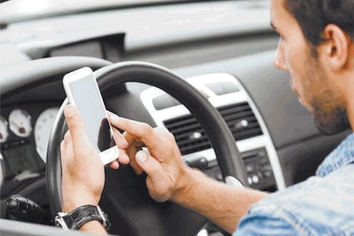 Italiani alla guida distratti dai cellulari