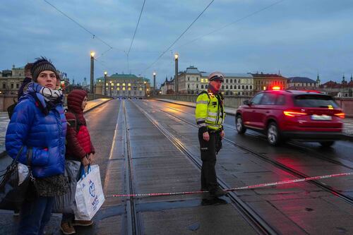 Praga, l'orrore nel racconto dei testimoni: "L'ho visto sparare poi..."