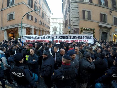 Ncc bloccano Roma: "Traditi da M5S"