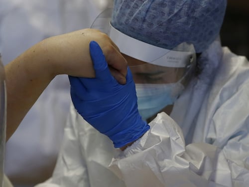 Morti "per Covid" o "con Covid". L'Iss fa chiarezza sui decessi: unica causa nel 23% dei casi