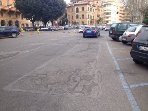 Roma, riapre dopo due mesi lungotevere Flaminio dopo il crollo del palazzo. Ma l'asfalto è rimasto pieno di buche