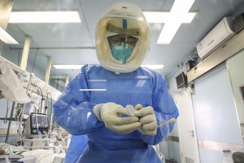 Covid, ribaltone della Cia: "Probabile fuga da un laboratorio cinese"