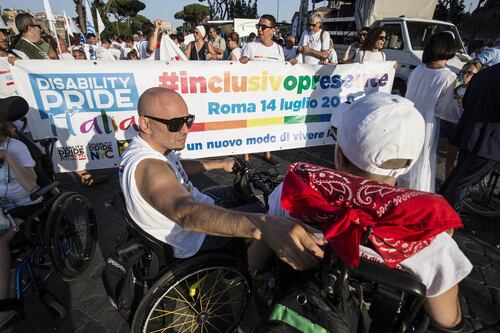 Cambia la legge 104: l'assistente al disabile può essere più di uno