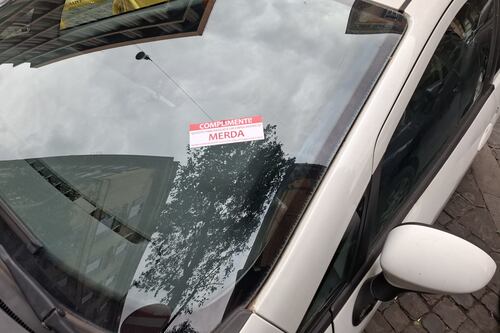 Prati, auto in doppia fila. Arriva il "giustiziere"