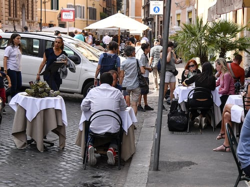 Addio ai tavolini all'esterno di bar e ristoranti? Si torna a pagare il suolo pubblico