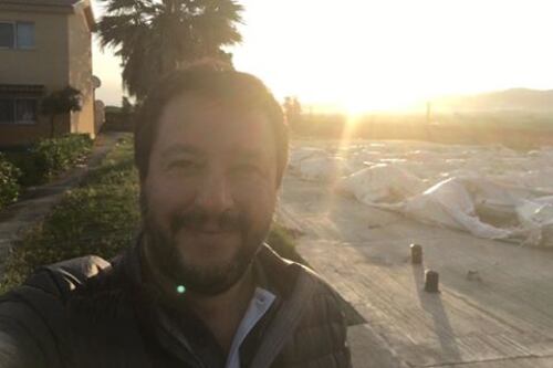 Calcio, negozi abusivi e tante parabole tv: Salvini passa la notte al Cara di Mineo