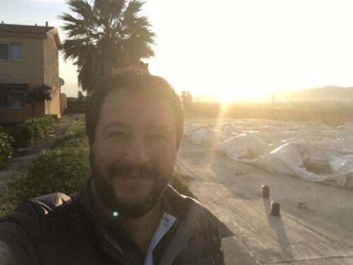 Calcio, negozi abusivi e tante parabole tv: Salvini passa la notte al Cara di Mineo