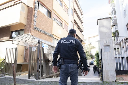 Roma, apre la porta dell'ascensore e precipita nel vuoto. Ragazzo ferito grave