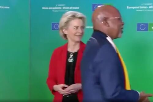 Dopo Erdogan ecco il nuovo sfregio ad Ursula Von der Leyen. Il presidente dell’Uganda la snobba, figuraccia servita