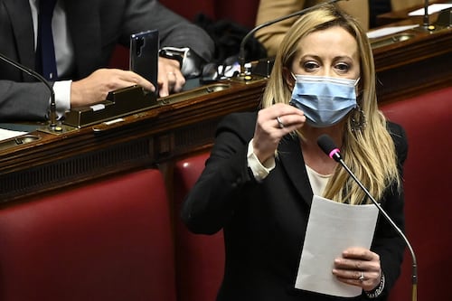Giuseppe Conte torna in cattedra e Giorgia Meloni lo fulmina: lectio fallimentaris