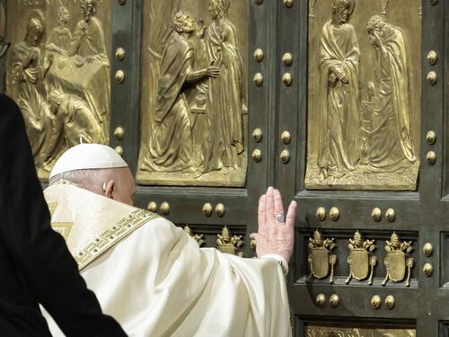 Roma, Papa Francesco apre la Porta Santa a Rebibbia. “Spalanchiamo il cuore”