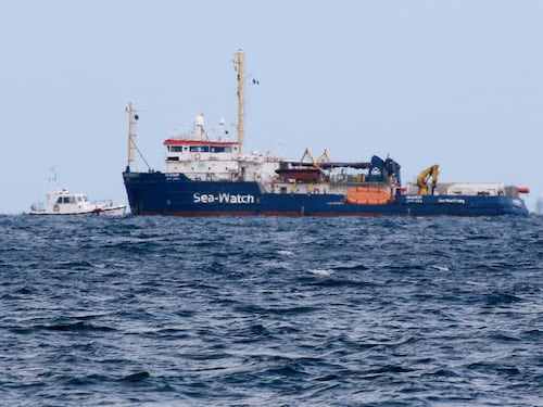 Blocco navale attorno alla Sea Watch. La Capitaneria blinda i migranti