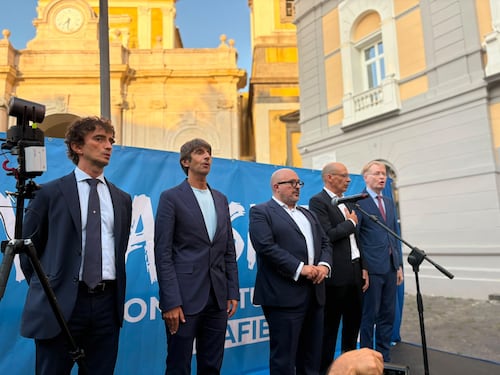 FdI in piazza contro la camorra: «La sinistra dalla parte sbagliata»