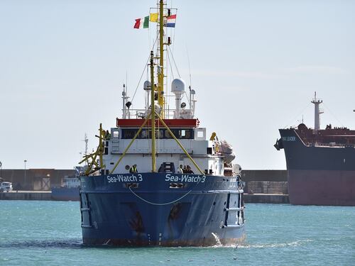 Migranti, altro favore delle toghe rosse alle ong: revocato il fermo della Sea-Watch 5