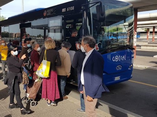 Assembramenti al capolinea bus Anagnina, le foto del caos