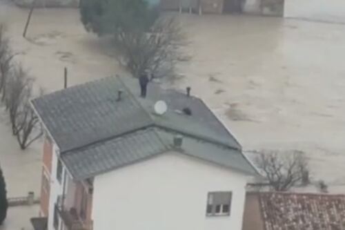 Maltempo: esonda il fiume Enza, sommerso il borgo di Brescello. Mille evacuati
