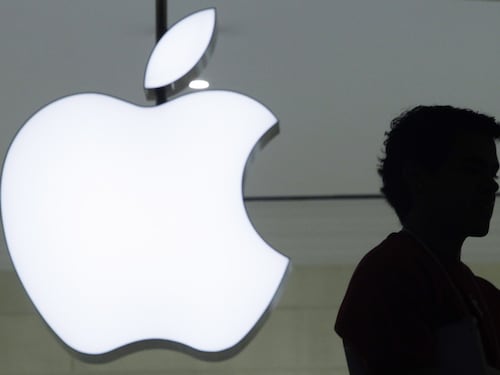Rivoluzione Apple, ti si rompe l'iPhone o il Mac? Ora te lo ripari da solo