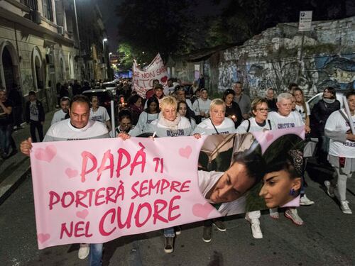 San Lorenzo scende in strada. Tensione alla fiaccolata per Desirée