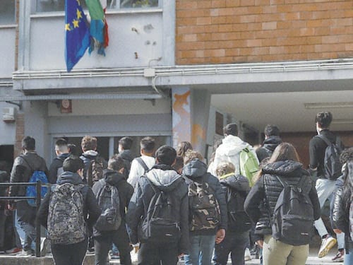 Ritorno a scuola nel caos. La richiesta dei presidi: no agli scaglioni di entrata, gli orari li gestiamo noi