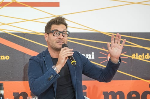 Mediaset, Enrico Papi torna alla conduzione? Con lui pure Paola Barale