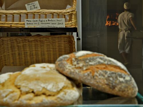 Ladro di pane vestito elegante. Cosa è costretto a fare dopo la crisi Covid