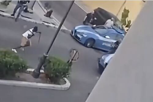 Crotone, nigeriano fuori controllo prende a sprangate le auto: 4 agenti feriti