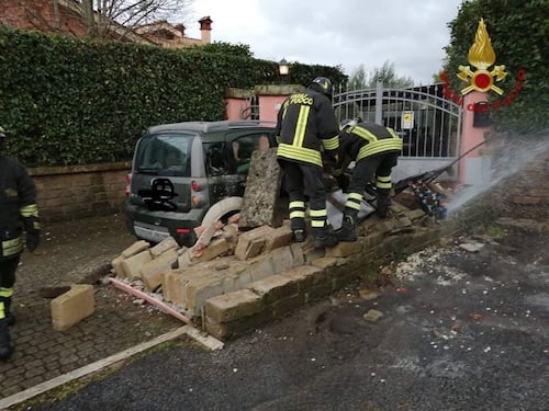 A Bracciano camion urta muro e fa saltare i contatori. Problemi al carcere di Civitavecchia