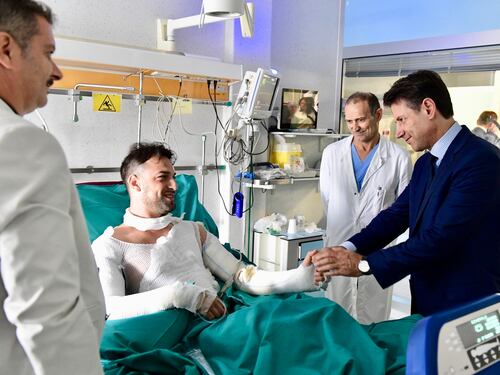 Conte in ospedale dal poliziotto eroe di Bologna e gli altri feriti
