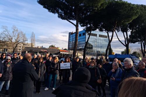 Il papocchio delle case Enasarco, in piazza l'ira dei residenti: "Il Comune si fermi"