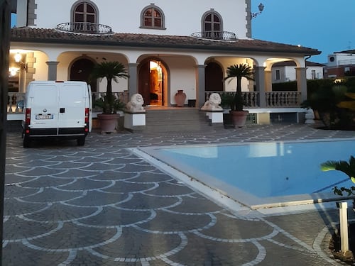 Diamanti, orologi da 60mila euro, ville con piscine. La vita dorata dei Casamonica