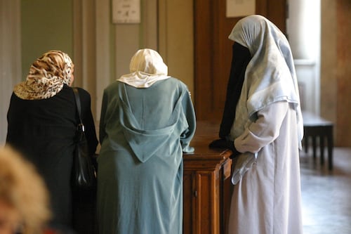 La proposta di FdI contro il separatismo islamico: "No al velo integrale"