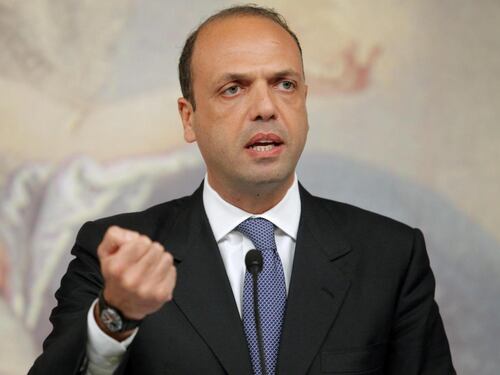Alfano accerchiato da sindaci: "Vogliamo più sicurezza e risorse"