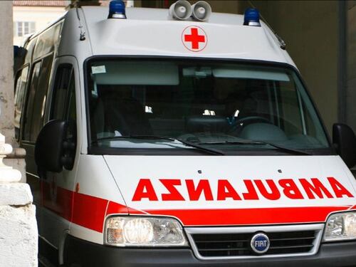 A Guidonia albero di 20 metri crolla su un'auto, grave una donna