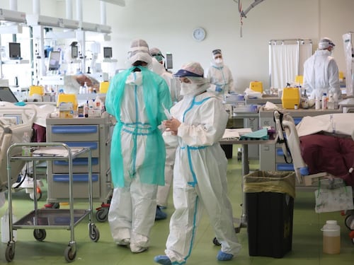 Covid e bollettino, risalgono contagi ma calano ricoveri, da lunedì 8 regioni in bianco