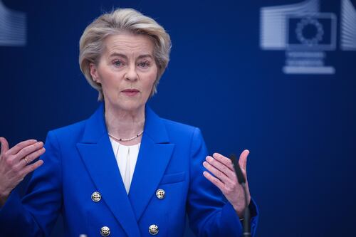 Ue, von der Leyen mette l'elmetto: "Epoca di riarmo, 800 miliardi per la difesa europea"