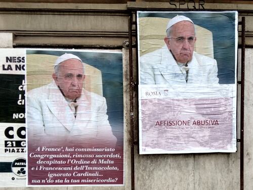 Roma invasa da manifesti contro Papa Bergoglio, spunta l'ipotesi conservatori
