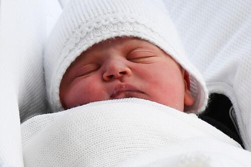 Ecco il terzo royal baby. Kate e William lo mostrano alla folla
