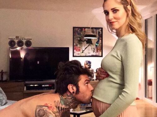 Fedez bacia il pancione di Chiara Ferragni