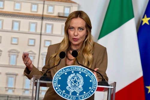 Bollo, arriva l'abolizione dal governo. Meloni: "Cancelliamo una delle tasse più odiate"