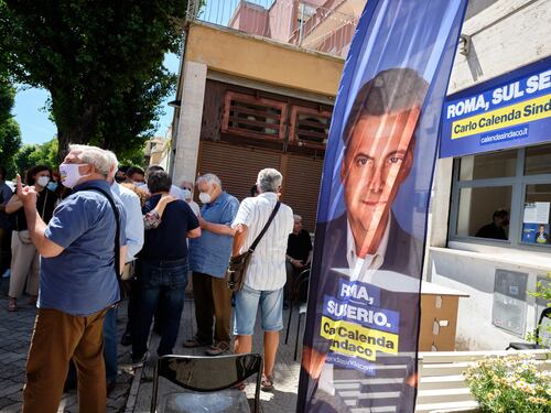 "Se mi dai un assessore ti appoggio". Proposta indecente a Calenda. Che spiffera tutto