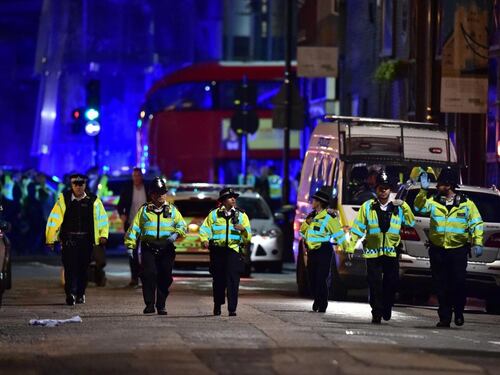 Furgone sui pedoni e coltellate alla folla, doppio attacco a Londra