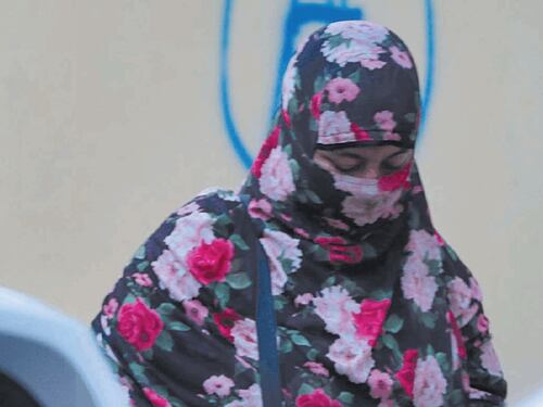 Non vuole mettere il velo islamico: massacrata di botte a Roma. Calci, schiaffi e minacce a una quattordicenne