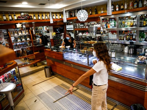 Fase 2, riaperture con i rincari. Il Codacons denuncia: caffè fino a 2 euro