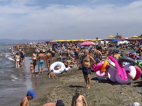 In spiaggia senza mascherine, green pass e distanziamento. Il Codacons: "Ora abbassare i prezzi"