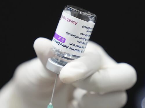Terza dose di vaccino, l'Italia prende tempo. Rezza apre su anziani e più fragili