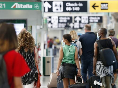 Puzza tremenda in aeroporto, cosa scoprono gli agenti nella valigia